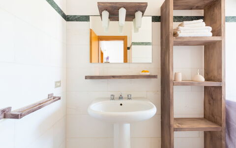 Villa Stelladali: Salle De Bains, Propriété, Pièce, Armoire De Toilette, Lavabo, Accessoire Salle De Bain, Luminaire Plomberie, Étagère, Design Intérieur, Évier