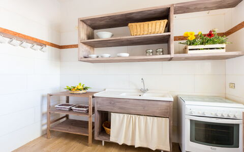Villa Stelladali: Étagère, Meubles, Pièce, Propriété, Rayonnage, Design Intérieur, Sol, Cuisine, Cabinetry, Comptoir
