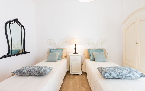 Villa Stelladali: Chambre, Pièce, Lit, Meubles, Propriété, Design Intérieur, Drap De Lit, Conception, Cadre De Lit, Suite