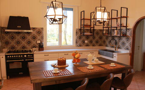 Villa La Casa Bianca: Pièce, Meubles, Design Intérieur, Salle À Manger, Propriété, Table, Bâtiment, Éclairage, Maison, Plafond