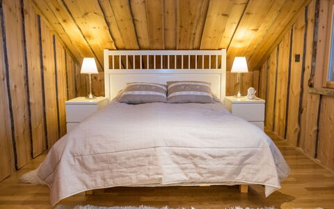 Villa Aurora: Lit, Chambre, Literie, Meubles, Drap De Lit, Design Intérieur, Bois, Sol, Sol, Linge