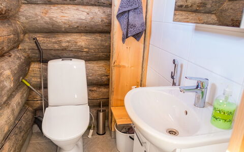 Villa Aurora: Bois, Siège De Toilette, Sol, Sol, Luminaire Plomberie, Toilette, Plomberie, Tache De Bois, Salle De Bains, Dur