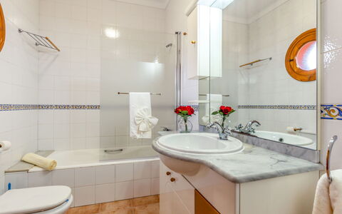 Sa Tanca: Marron, Miroir, Robinet, Luminaire Plomberie, Évier, Lavabo, Propriété, Photographier, Plante, Bâtiment