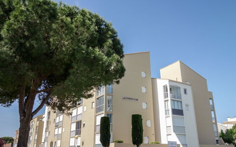 Le Grau du Roi 220: Ciel, Fenêtre, Plante, Bâtiment, Arbre, Design Urbain, Teintes Et Ombres, Façade, Ville, Bloc Tour