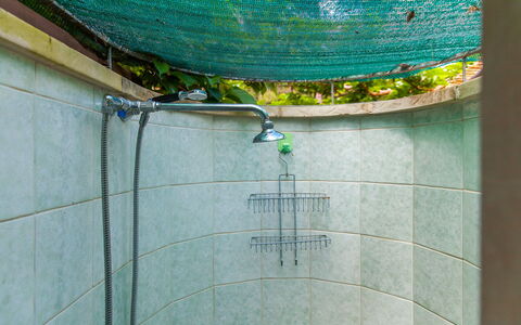 Villa Victory: Vert, Tuile, Salle De Bains, L'Eau, Pièce, Douche, Architecture, Verre, Luminaire Plomberie