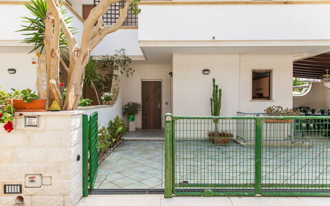 Villa Victory: Propriété, Bâtiment, Maison, Immobilier, Façade, Domicile, Cour, Architecture, Porte, Porte