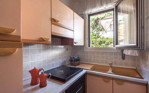 Villa Victory: Propriété, Pièce, Comptoir, Cabinetry, Cuisine, Meubles, Bâtiment, Maison, Design Intérieur, Immobilier