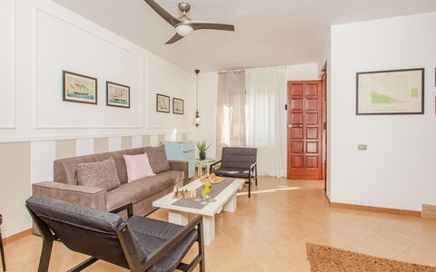 La Terrazza Vista Mare Di Marco: Pièce, Propriété, Meubles, Salon, Design Intérieur, Bâtiment, Sol, Immobilier, Plafond, Jaune