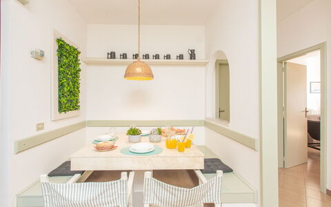 La Terrazza Vista Mare Di Marco: Pièce, Propriété, Meubles, Jaune, Design Intérieur, Vert, Salle À Manger, Bâtiment, Table, Maison