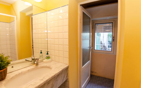 Angelina: Salle De Bains, Pièce, Propriété, Bâtiment, Design Intérieur, Immobilier, Jaune, Tuile, Architecture, Maison