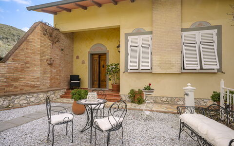 Villa Manuela: Plante, Bâtiment, Propriété, Fenêtre, Meubles, Porte, Design Intérieur, Ombre, Quartier, Chaise
