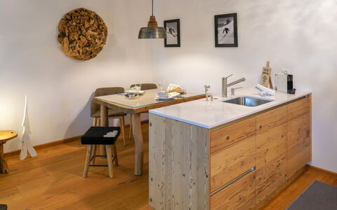 Celerina 11: Meubles, Pièce, Design Intérieur, Propriété, Commode, Sol, Bureau, Table, Mur, Buffet