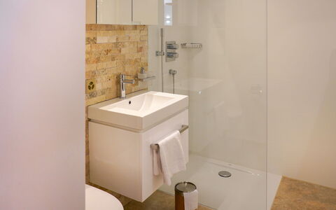 Celerina 11: Salle De Bains, Propriété, Pièce, Tuile, Luminaire Plomberie, Accessoire Salle De Bain, Mur, Sol, Évier, Lavabo