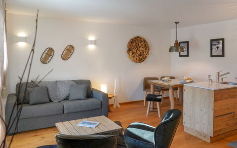 Celerina 11: Salon, Pièce, Meubles, Design Intérieur, Propriété, Sol, Bâtiment, Table, Maison, Mur