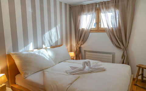 Celerina 11: Chambre, Lit, Meubles, Pièce, Rideau, Drap De Lit, Traitement De Fenetre, Design Intérieur, Propriété, Couvre-Fenêtres