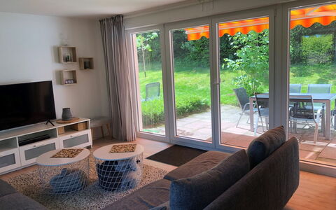 Mimi: Plante, Meubles, Bâtiment, Table, Canapé, Ombre, Design Intérieur, Chaise, Bois, Sol