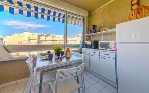 Le Grau du Roi 340: Cabinetry, Meubles, Propriété, Comptoir, Table, Ciel, Chaise, Design Intérieur, Appareil De Cuisine, Nuage