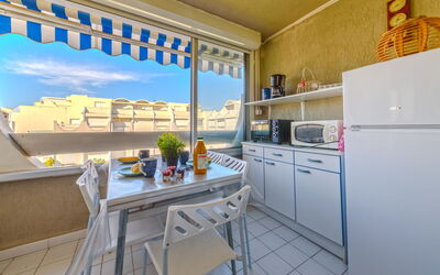 Le Grau du Roi 340: Cabinetry, Meubles, Propriété, Comptoir, Table, Ciel, Chaise, Design Intérieur, Appareil De Cuisine, Nuage