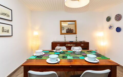 Cap de Tossa: Table, Meubles, Propriété, Cadre, Bâtiment, Chaise, Table Cuisine Et Salle A Manger, Nappe De Table, Bois, Design Intérieur