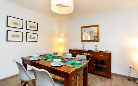 Cap de Tossa: Table, Meubles, Propriété, Bâtiment, Bois, Éclairage, Cadre, Cabinetry, Design Intérieur, Architecture