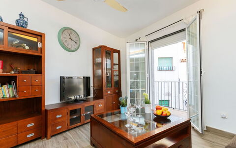Cap de Tossa: Cabinetry, Meubles, Propriété, Table, Ventilateur De Plafond, Bois, Orange, Électroménager, Comptoir, Éclairage