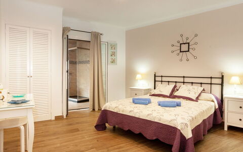 Cap de Tossa: Chambre, Meubles, Lit, Pièce, Propriété, Drap De Lit, Design Intérieur, Cadre De Lit, Sol, Matelas