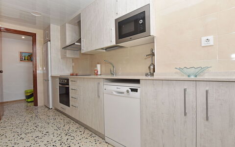 Magnolia: Propriété, Pièce, Cuisine, Cabinetry, Meubles, Design Intérieur, Jaune, Bâtiment, Maison, Comptoir
