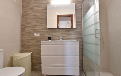 Magnolia: Miroir, Évier, Robinet, Armoire De Toilette, Propriété, Lavabo, Luminaire Plomberie, Cabinetry, Salle De Bains