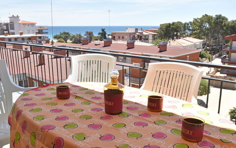 Helen: Propriété, Nappe De Table, Immobilier, Table, Pièce, Vacances, Meubles, Bâtiment, Textile, Maison