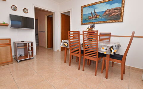 Helen: Pièce, Propriété, Meubles, Sol, Immobilier, Bâtiment, Maison, Design Intérieur, Table, Dur