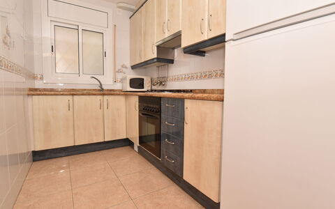 Helen: Propriété, Pièce, Bâtiment, Sol, Meubles, Maison, Design Intérieur, Cabinetry, Immobilier, Cuisine