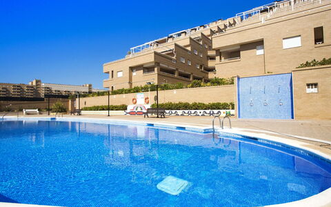 Altamar: L'Eau, Ciel, Propriété, Bâtiment, Piscine, Bleu, Bleu Azur, Ombre, Aqua, Rectangle
