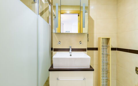 Altamar: Miroir, Robinet, Lavabo, Luminaire Plomberie, Évier, Propriété, Armoire De Toilette, Salle De Bains, Design Intérieur, Bâtiment