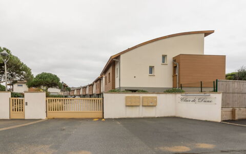 Capbreton 139: Ciel, Nuage, Plante, Arbre, Lot Terre, Asphalte, Façade, Paysage, Toit, Surface De La Route