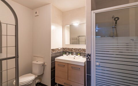 Capbreton 139: Propriété, Évier, Luminaire Plomberie, Miroir, Salle De Bains, Robinet, Design Intérieur, Armoire De Toilette, Violet