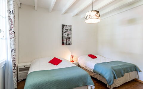 Pyrénées: Meubles, Propriété, Confort, Bâtiment, Bleu Azur, Bois, Design Intérieur, Textile, Cadre De Lit, Lampe
