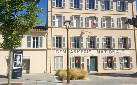 Saint-Tropez 260: Bâtiment, Plante, Fenêtre, Porte, Design Urbain, Arbre, Quartier, Zone Résidentielle, Immobilier
