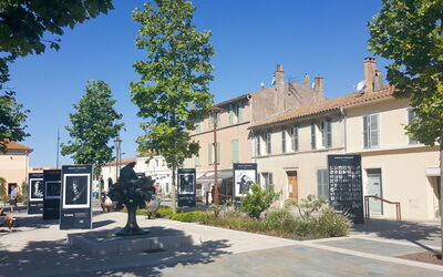 Saint-Tropez 260: Ciel, Plante, Bâtiment, Propriété, Fenêtre, Arbre, Surface De La Route, Maison, Design Urbain, Lot Terre