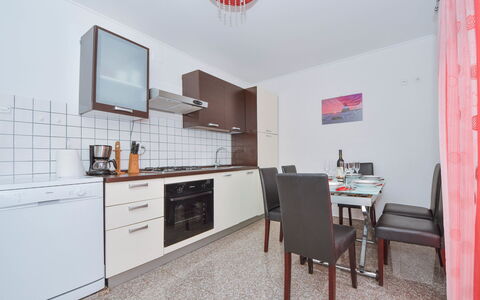 Jelena: Cabinetry, Meubles, Propriété, Comptoir, Bâtiment, Cuisinière, Chaise, Tiroir, Cuisine, Bois