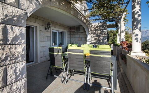 Ivana: Plante, Ombre, Porte, Design Intérieur, Zone Résidentielle, Bois, Arbre, Surface De La Route, Immobilier, Façade