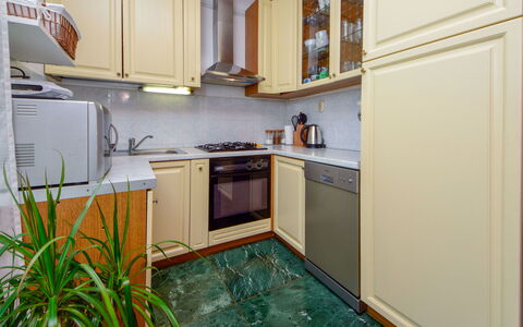 Ivana: Comptoir, Cabinetry, Appareil De Cuisine, Evier, Évier, Cuisinière, Cuisine, Électroménager, L'Eau, Plante