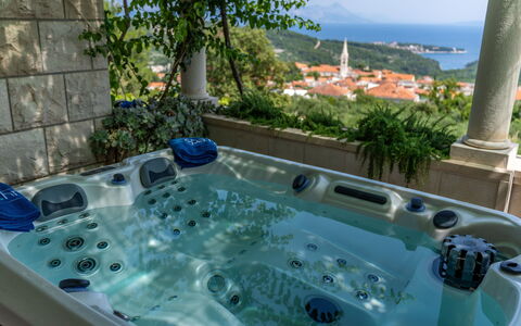 Ivana: Propriété, Plante, Bleu Azur, L'Eau, Bâtiment, Maison, Arbre, Ciel, Piscine, Rectangle
