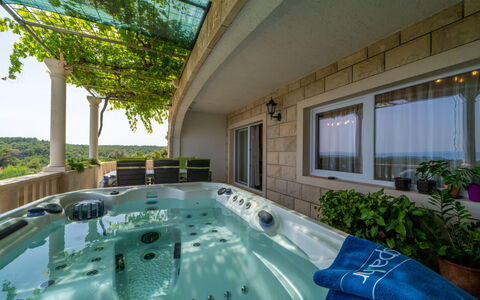 Ivana: Plante, L'Eau, Propriété, Piscine, Bleu Azur, Bâtiment, Ombre, Design Intérieur, Fenêtre, Loisir