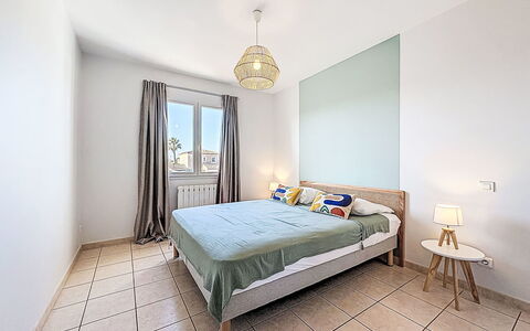 Orée des Salines: Lit, Chambre, Sol, Sol, Mur, Meubles, Design Intérieur, Bois, Drap De Lit, Literie