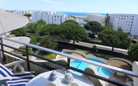 Paradis du Soleil: Ciel, Nuage, Propriété, Table, Vaisselle, Bâtiment, Bleu, Bleu Azur, Chaise, Mobilier De Jardin