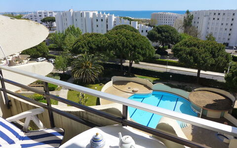 Paradis du Soleil: Ciel, Bâtiment, Nuage, Bleu, Bleu Azur, Vaisselle, Mobilier De Jardin, Design Urbain, Ombre, Loisir