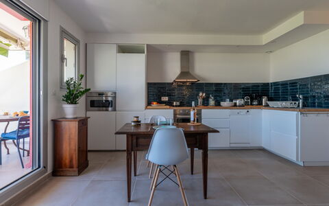 La Grande Motte 130: Meubles, Plante, Table, Bâtiment, Cabinetry, Bois, Plante D'Appartement, Design Intérieur, Cuisine, Sol