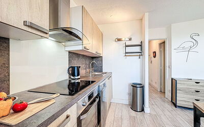 Les Grenadines 130.7: Bois, Meubles, Design Intérieur, Sol, Comptoir, Sol, Appartement, Principaux Appliance, Plafond, Cuisine