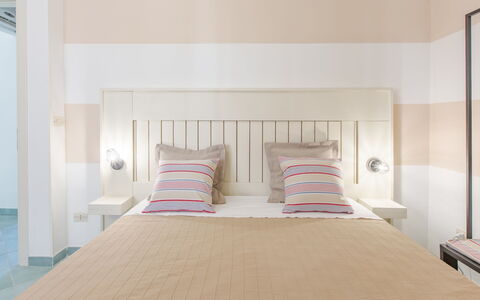 Casa Rosa: Chambre, Meubles, Pièce, Lit, Propriété, Design Intérieur, Drap De Lit, Sol, Cadre De Lit, Plafond