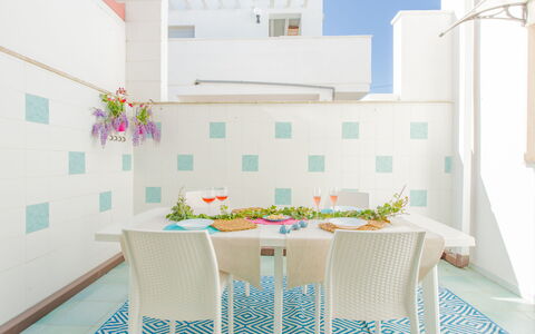 Casa Rosa: Pièce, Rose, Meubles, Turquoise, Propriété, Salle À Manger, Table, Design Intérieur, Nappe De Table, Mur